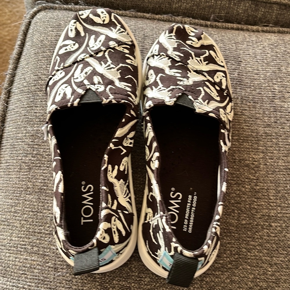 Kids’ glow in the dark dinosaur print slip on tennis shoes